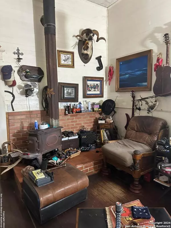 Knippa, TX 78870,309 Houston