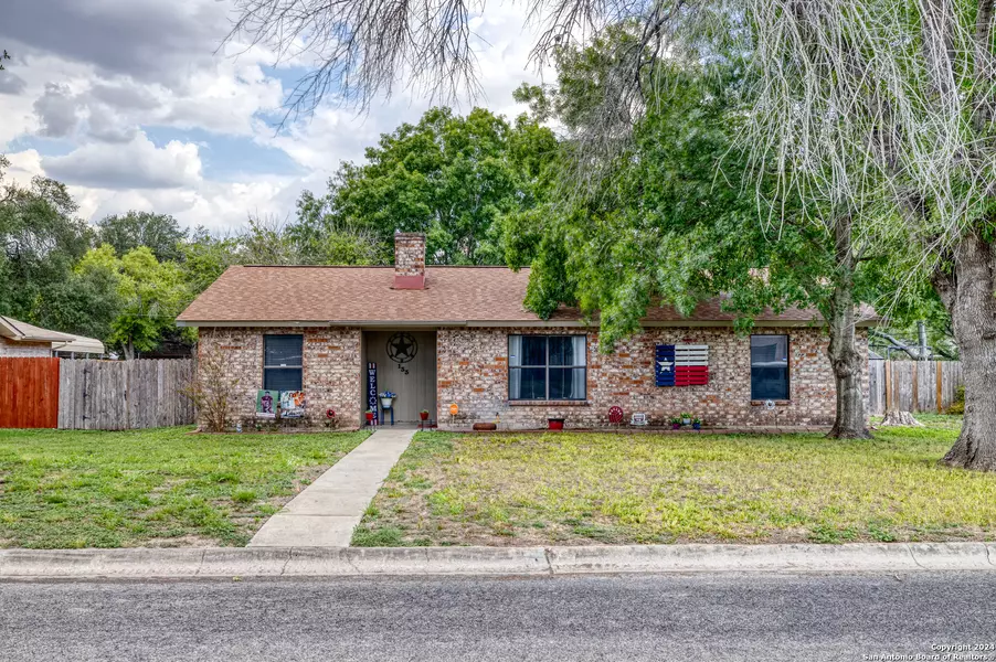 133 N BLUEBONNET DR, Uvalde, TX 78801