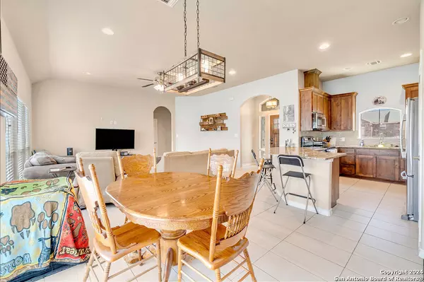 129 N First St Floresville, TX 78114