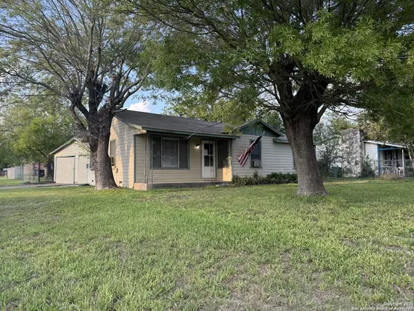 302 ANTONIO ST, Uvalde, TX 78801