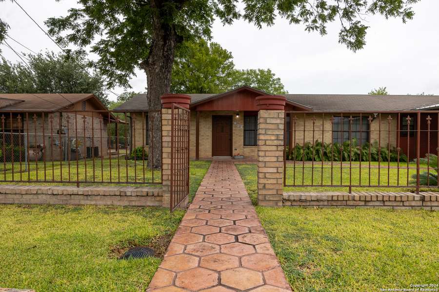 300 BOHME, Uvalde, TX 78801