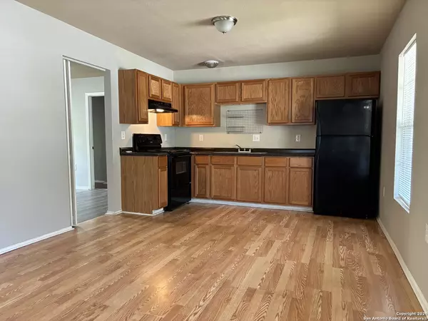 Seguin, TX 78155-4839,857 IRELAND ST