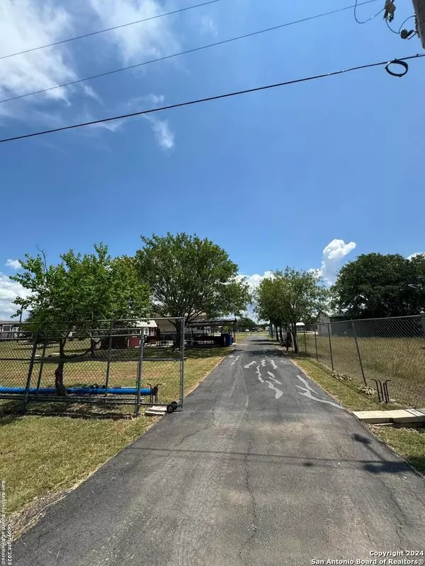 405 SIESTA DR, Bandera, TX 78003