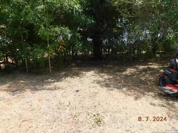 Pleasanton, TX 78064,100 Lakeview Dr.