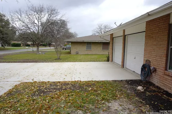 Windcrest, TX 78239-1965,221 WINDCREST DR