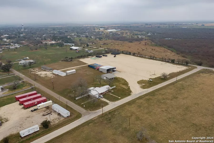 500 E 8th Ave, Nixon, TX 78140