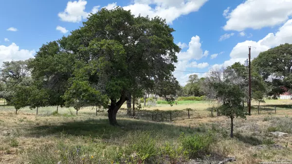 Floresville, TX 78114,128 Little Creek