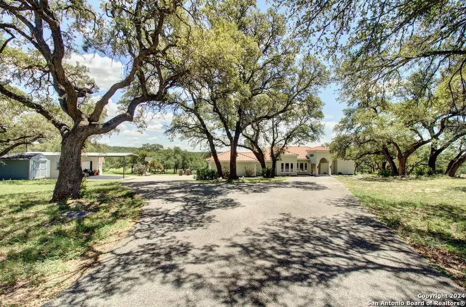 555 CROOKED OAK DR, Spring Branch, TX 78070-4927