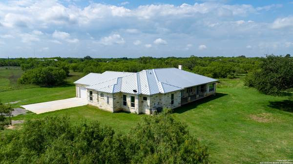 1385 Hwy 97 E, Floresville, TX 78114-3208