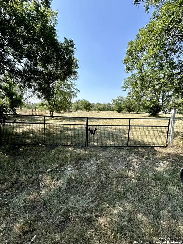 Natalia, TX 78059,1141 COUNTY ROAD 679