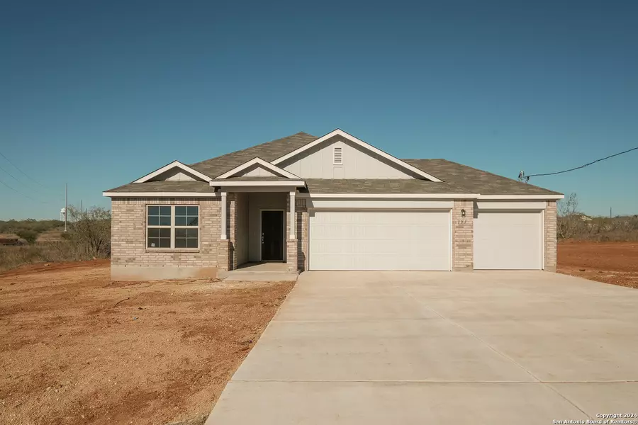 101 Reno Trail, Floresville, TX 78114