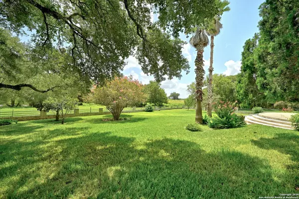 Luling, TX 78648,210 OAK CREEK CIRCLE