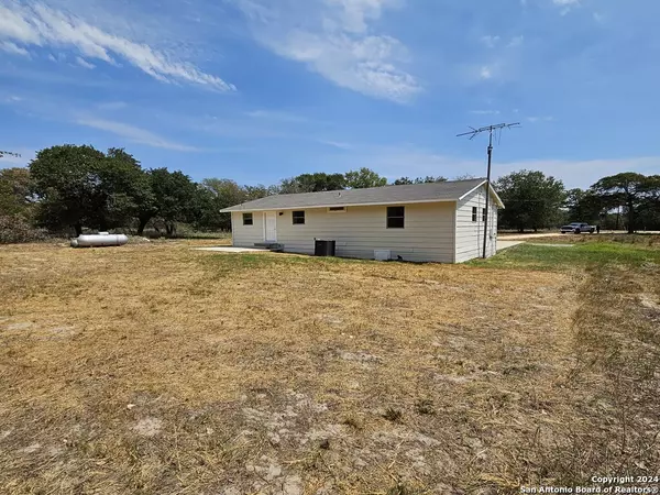 Floresville, TX 78114,128 misty oaks