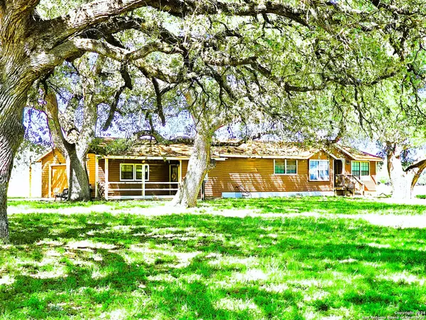 792 County Road 6612, Devine, TX 78016