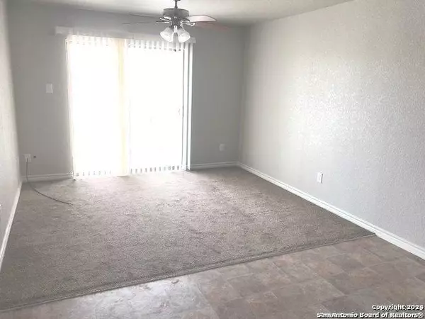 Floresville, TX 78114,112 lone oak UNIT D303