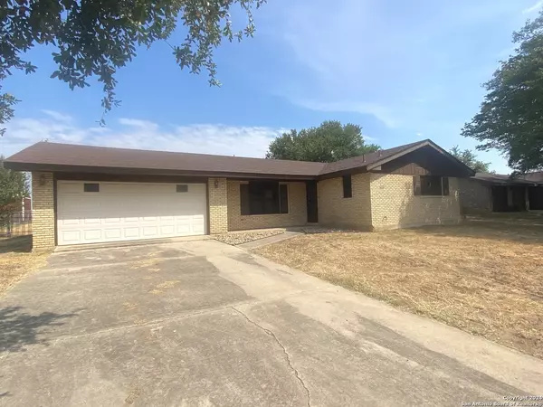 120 HILLCREST DR, La Vernia, TX 78121-9401