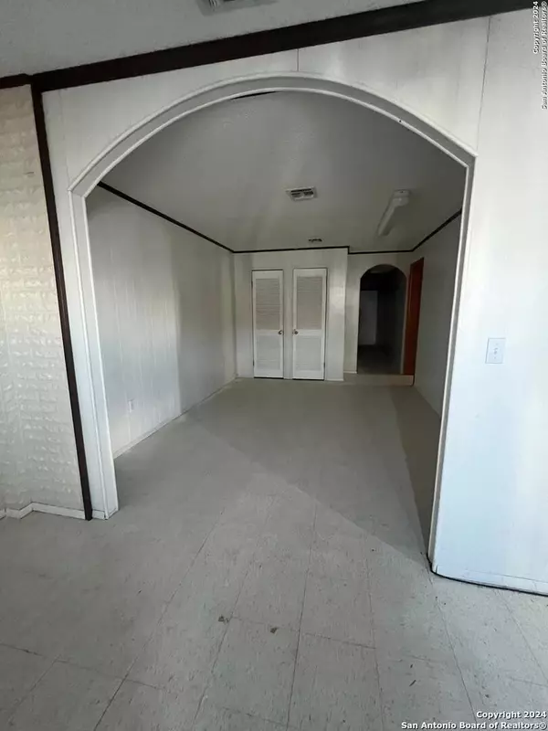 Carrizo Springs, TX 78834-3104,206 N 5TH ST