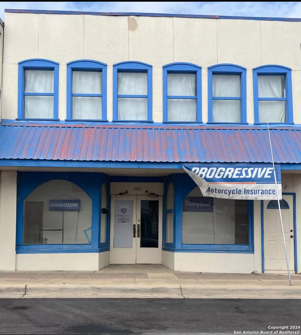 Carrizo Springs, TX 78834-3104,206 N 5TH ST