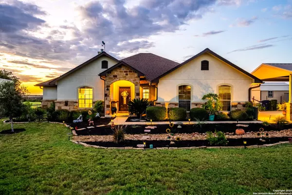 169 GREAT OAKS BLVD,  La Vernia,  TX 78121-4675