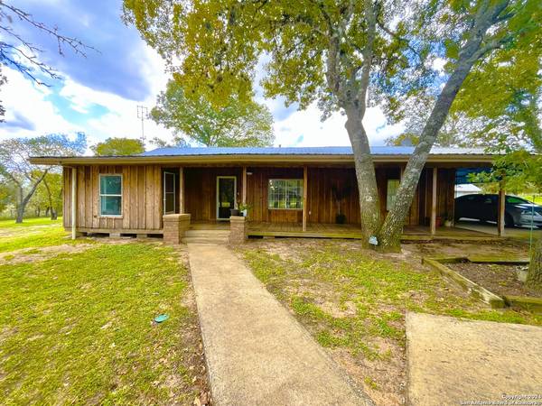 1004 BLUEBONNET LN, Adkins, TX 78101-2708