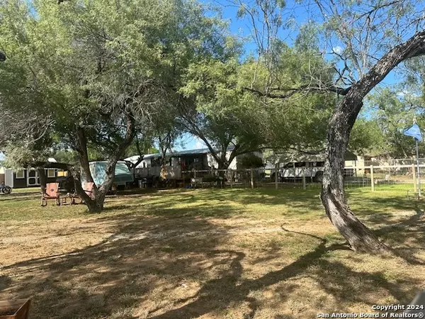 507 MULBERRY ST, Jourdanton, TX 78026-3719