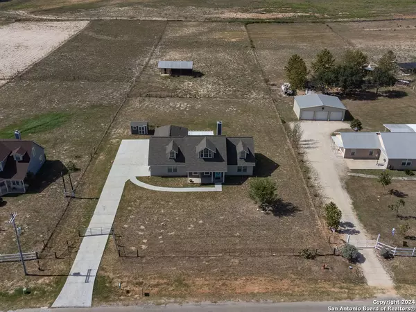 Floresville, TX 78114,1261 County Road 320