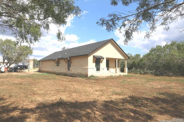 1186 US HIGHWAY 181, Floresville, TX 78114