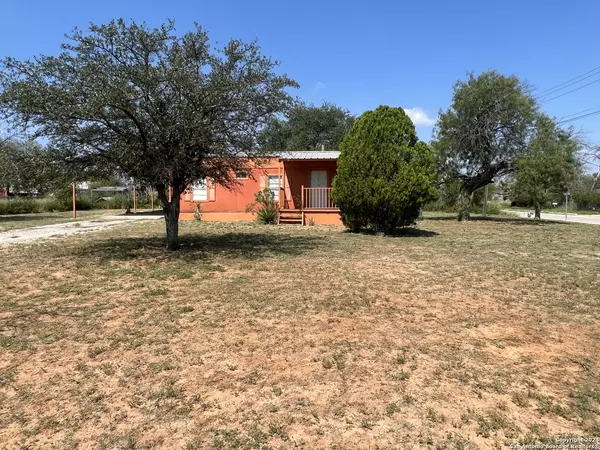 300 12TH ST, Carrizo Springs, TX 78834-3730