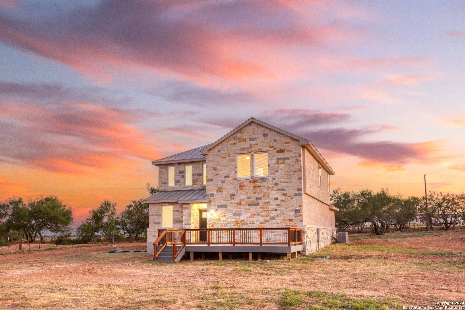 Floresville, TX 78114-5184,288 COUNTY ROAD 105