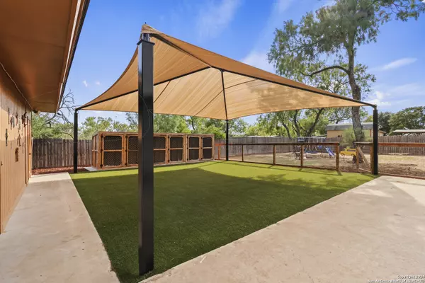 401 BLUEBONNET AVE, Devine, TX 78016-2403