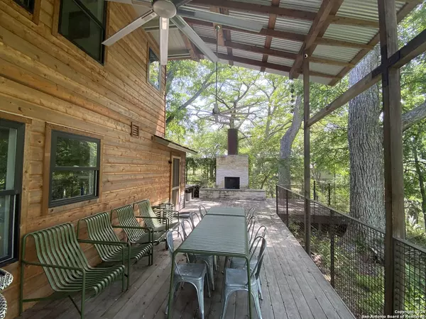 412 Lebouf Rd, Utopia, TX 78885