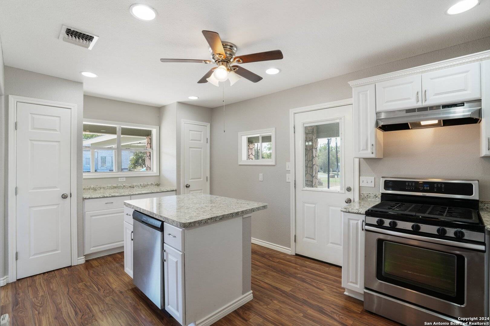 1505 B ST, Floresville, TX 78114-2113