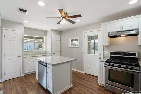 1505 B ST, Floresville, TX 78114-2113