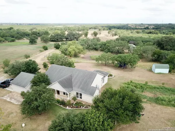 Floresville, TX 78114,2176 County Road 221