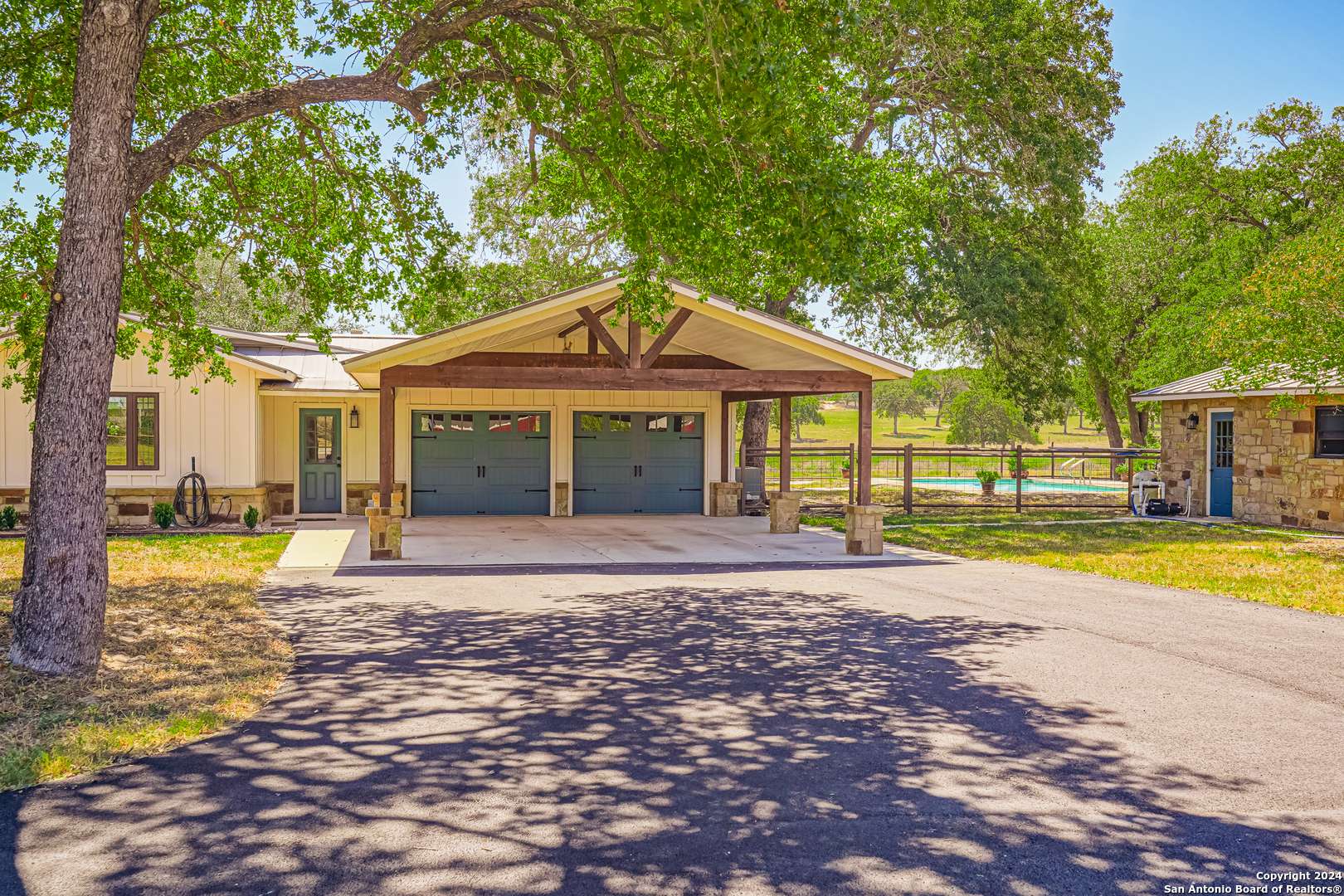 La Vernia, TX 78121,4041 County Road 307
