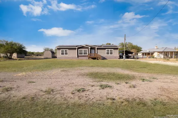 Devine, TX 78016-4504,930 COUNTY ROAD 5710