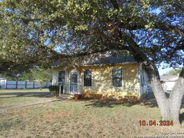 303 Campbell Ave., Jourdanton, TX 78026