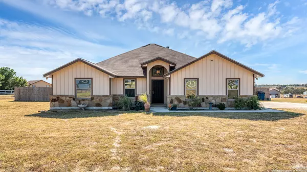 165 LAKEVIEW CIR, La Vernia, TX 78121-5101