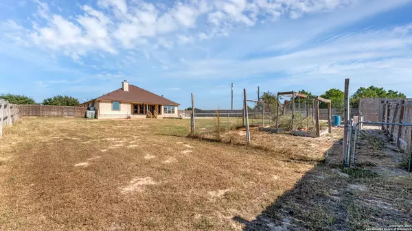 La Vernia, TX 78121-5101,165 LAKEVIEW CIR