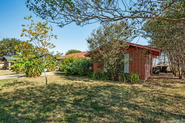 300 WRIGHT ST, Poth, TX 78147