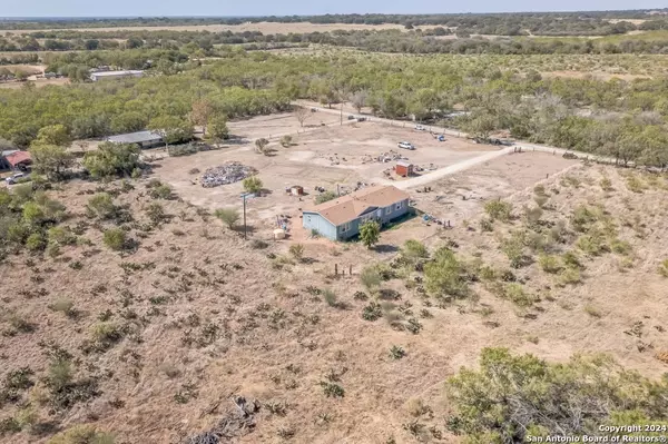 Devine, TX 78016-5227,135 COUNTY ROAD 771