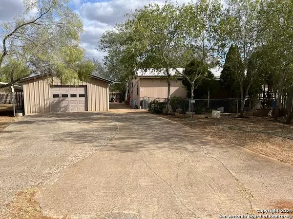 Jourdanton, TX 78064,324 PR 326