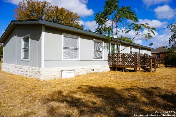 Devine, TX 78016-2643,508 N UPSON DR