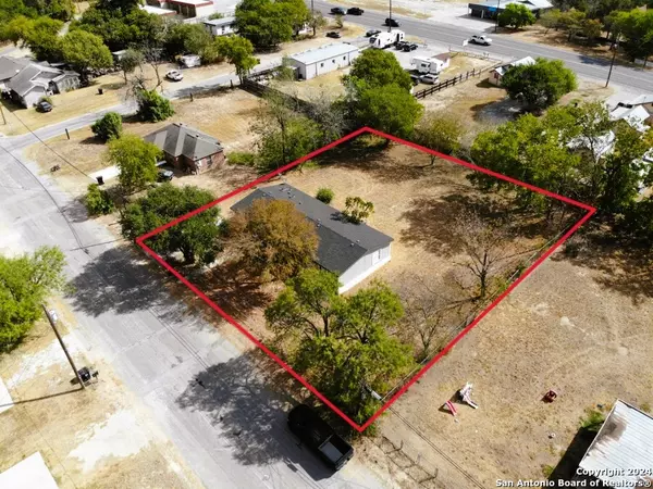 Devine, TX 78016-2643,508 N UPSON DR