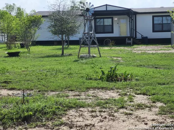694 Las Palomas, Lytle, TX 78052-3568