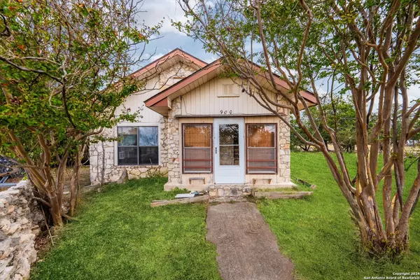 900 MOUNTAIN DR, Kerrville, TX 78028-7277