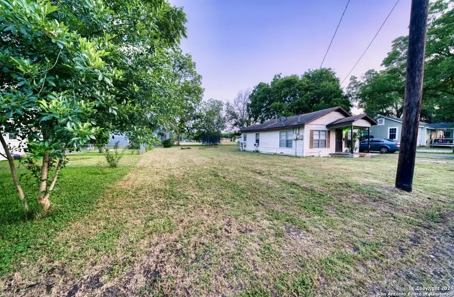 725 PINE ST, Seguin, TX 78155-2838