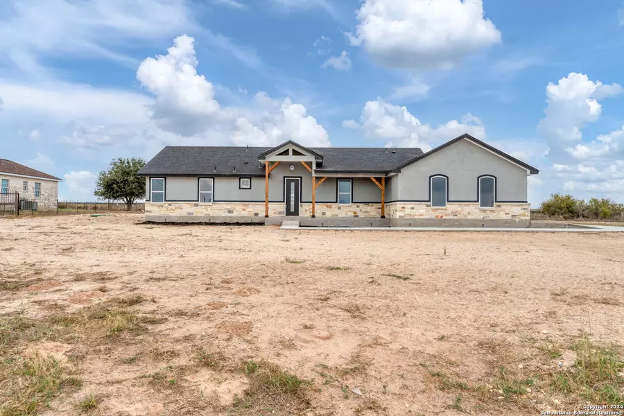 113 Carrizo Ranch Dr., Floresville, TX 78114