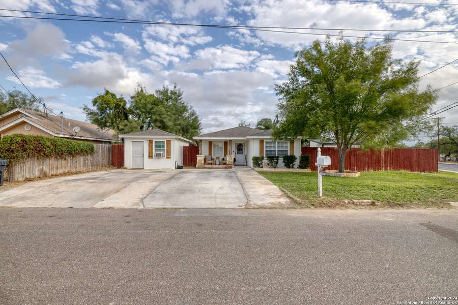 901 JAY ST, Carrizo Springs, TX 78834-2343