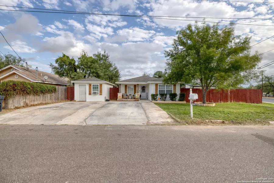 901 JAY ST, Carrizo Springs, TX 78834-2343